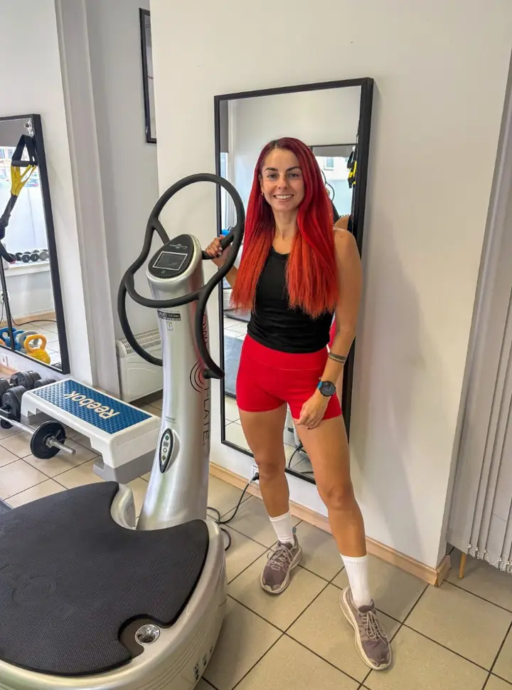 Edina a stúdióban, a Power Plate-gép mellett